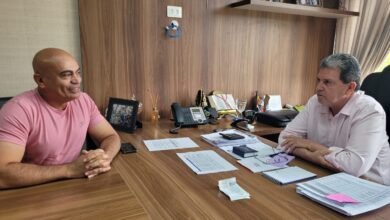 Ronilço Guerreiro assina destinação de sua emenda impositiva para revitalização da praça da Vila dos Ferroviários e compra de uniformes para Agentes de Saúde