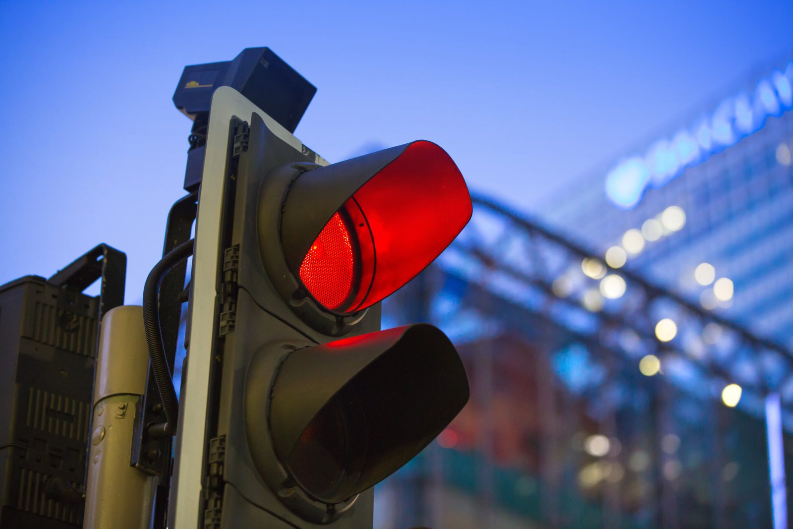 Agora pode furar sinal vermelho? Entenda a nova regra para não levar multa