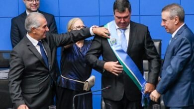 Eduardo Riedel recebe a faixa na Assembleia Legislativa e empossa secretários