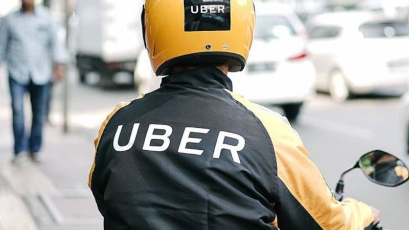 Uber ignora prefeitos do Rio e de SP e mantém serviço de mototáxi