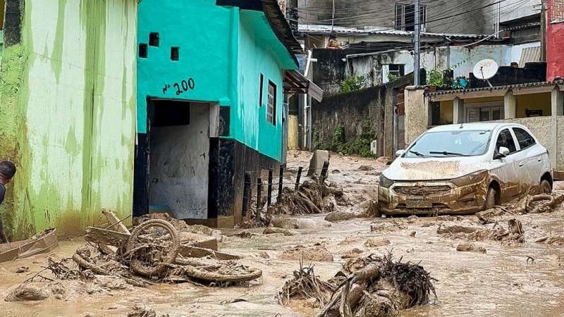 Fortes chuvas deixam dezenas de mortos no litoral de SP