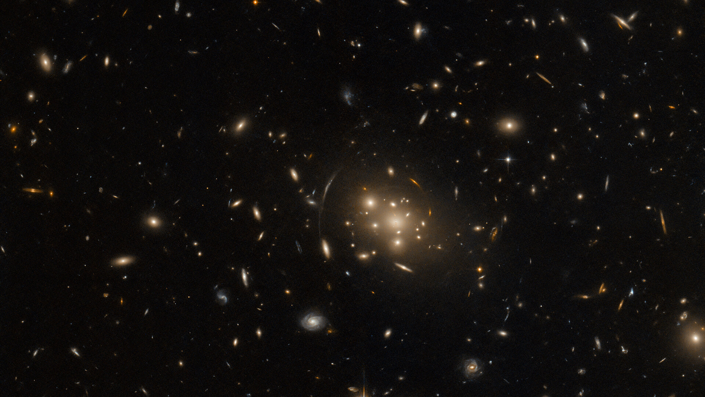Foto do Hubble mostra lente gravitacional vinda de aglomerado galáctico