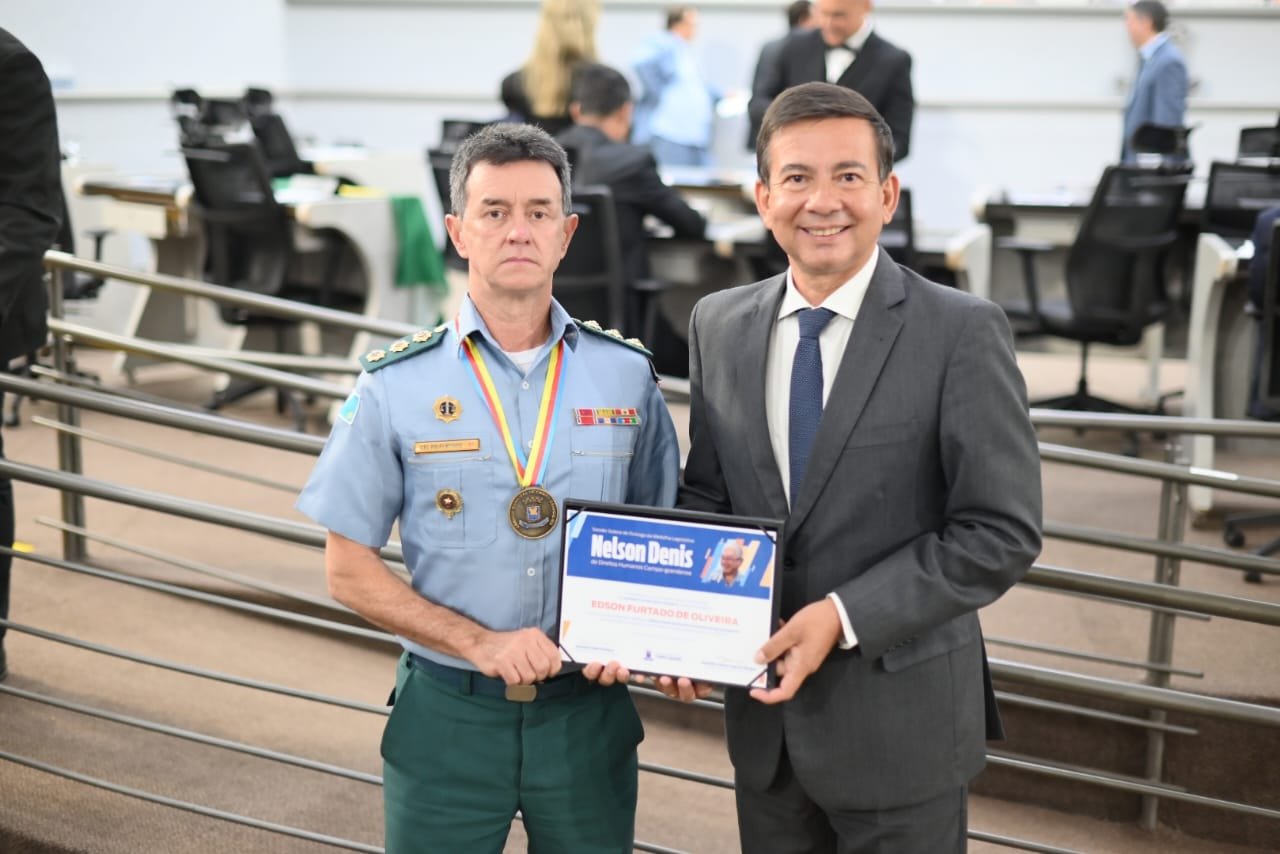 Coronel Villasanti entrega ao Coronel Furtado, Medalha Legislativa “Nelson Denis” de Direitos Humanos Campo-grandense