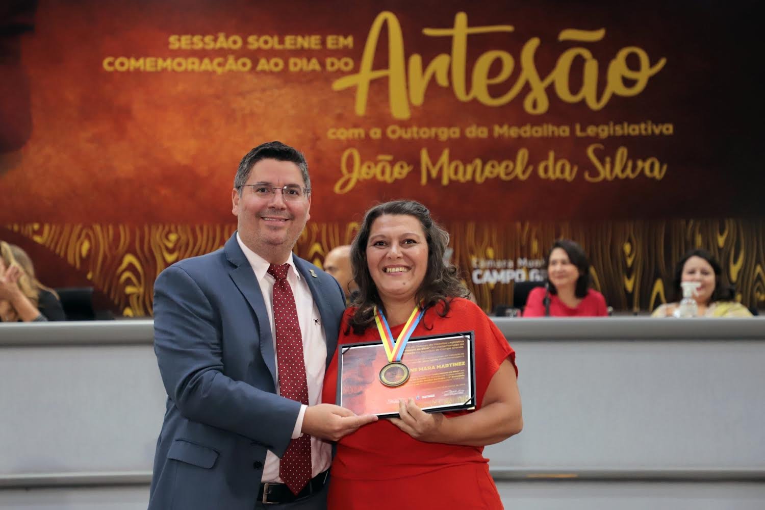 Dr. Victor Rocha faz homenagem a artesã Jane Mara Martinez