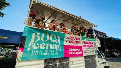 No Centro, cortejo de artistas convida ‘respeitável público’ para Festival Boca de Cena