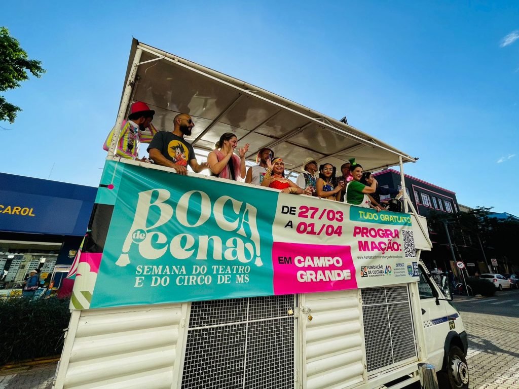 No Centro, cortejo de artistas convida ‘respeitável público’ para Festival Boca de Cena