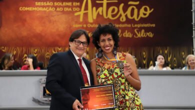 No dia do Artesão, vereador Tabosa outorga medalha legislativa a Erika Souza Pedraza