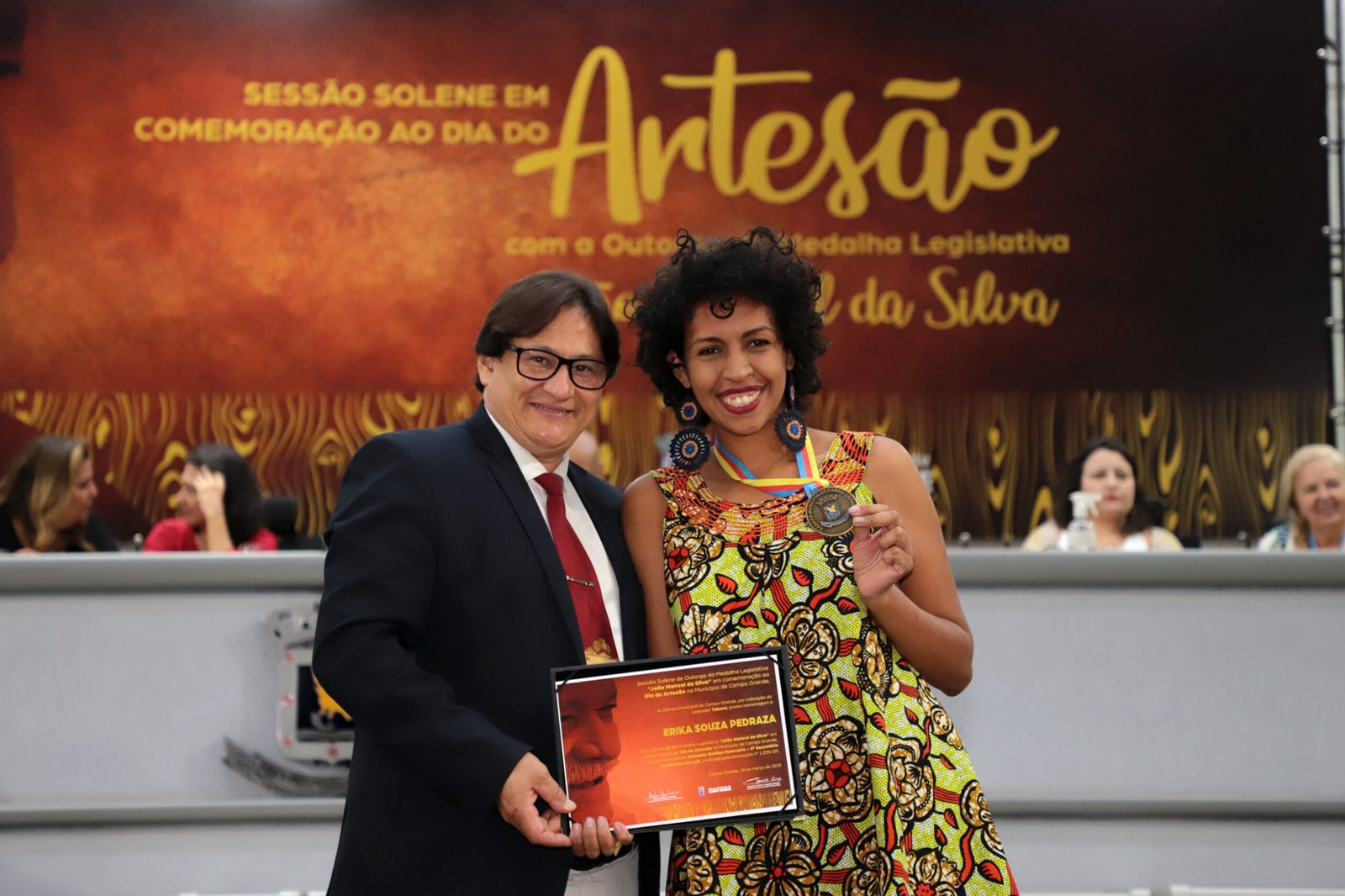 No dia do Artesão, vereador Tabosa outorga medalha legislativa a Erika Souza Pedraza
