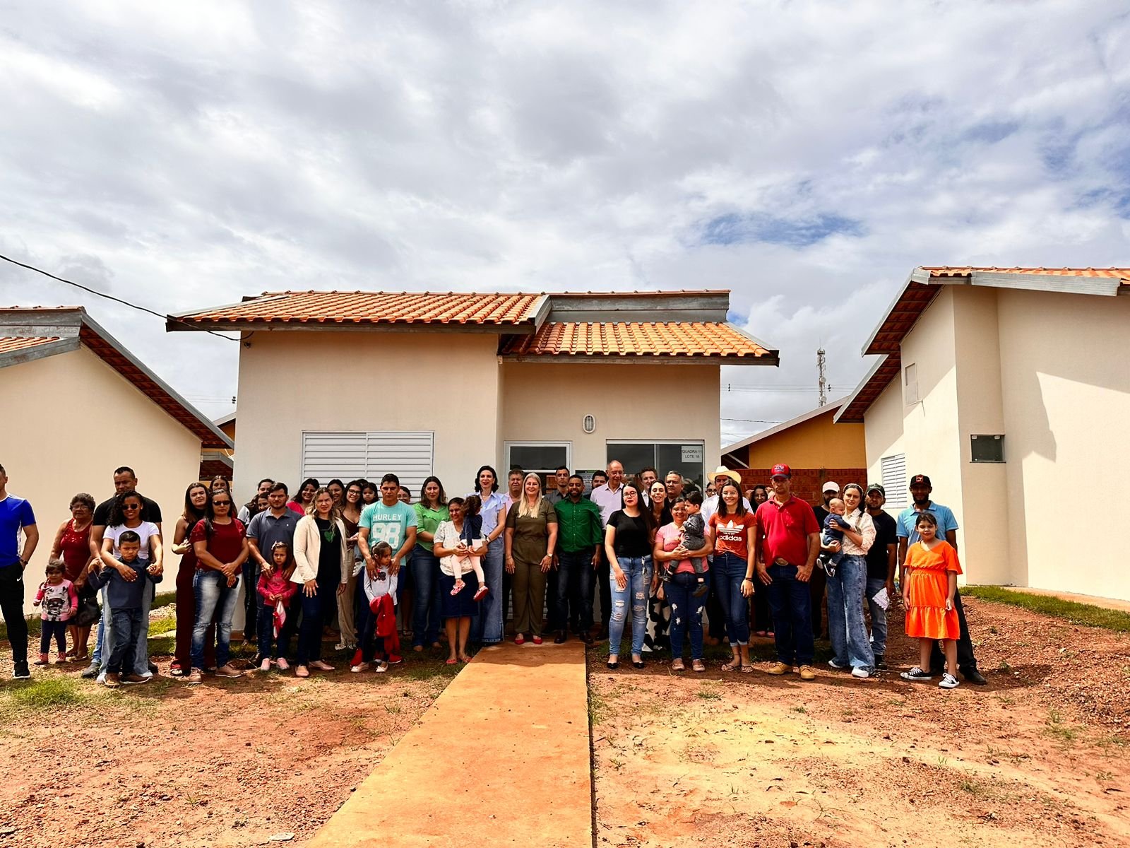 Nos 59 anos de Antônio João, Governo reforça parceria e entrega 20 casas populares