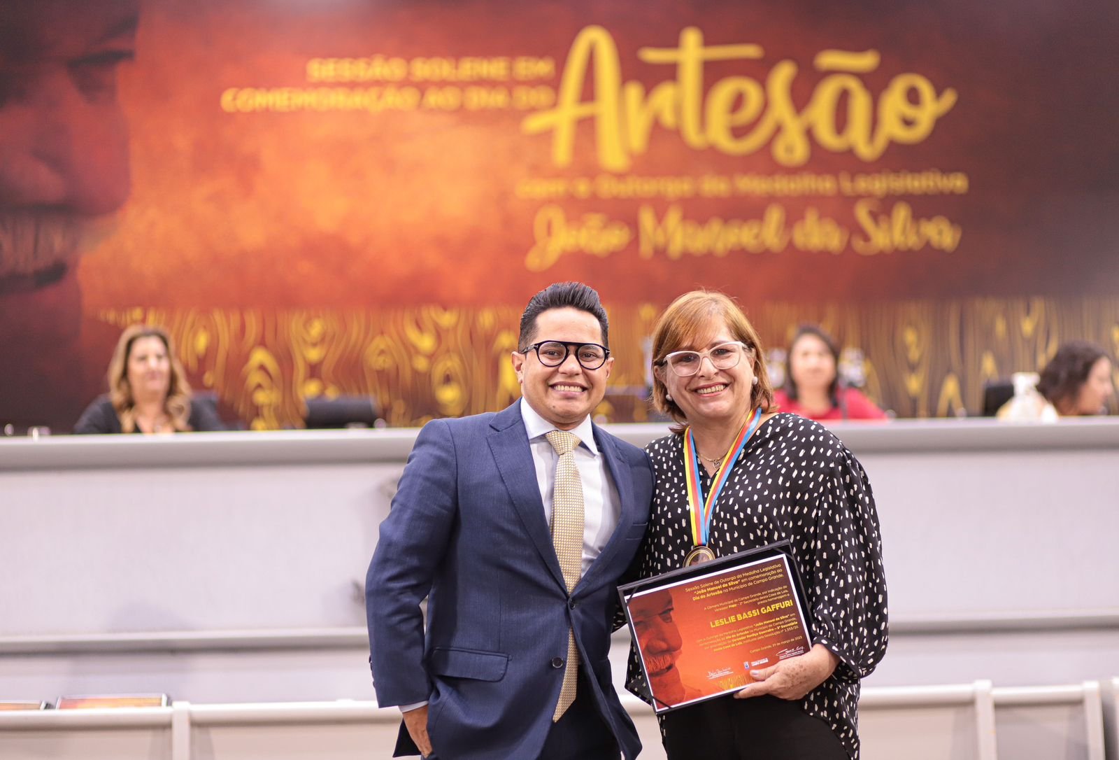 Papy homenageia artesã reconhecida internacionalmente com Medalha Legislativa