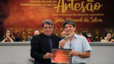 Vereador Ademir Santana entrega à subtenente homenagem pela Semana do Artesão