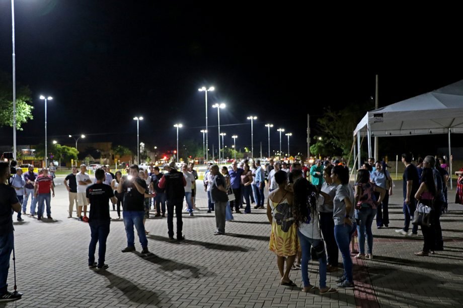 Prefeito Guerreiro inaugura iluminação do estacionamento da Feira Central e anuncia licitação para a climatização