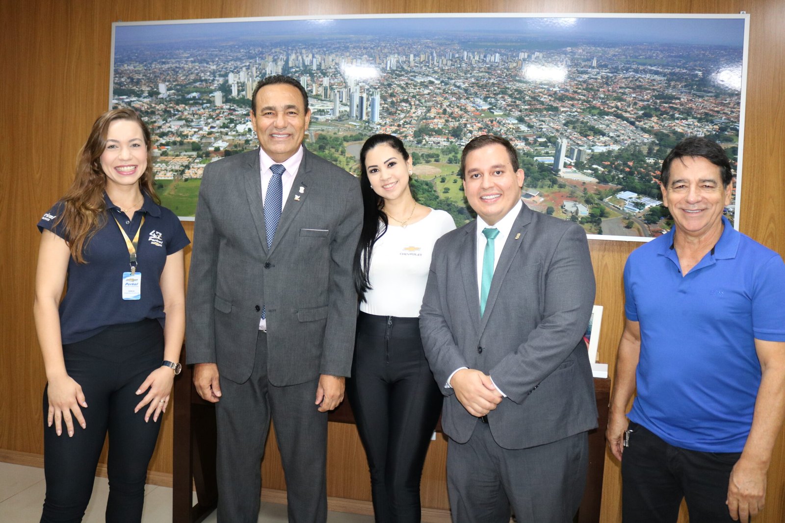 Presidente Carlão entrega Título de Visitante Ilustre à odontóloga Chilena e recebe visita de diretor da Perkal