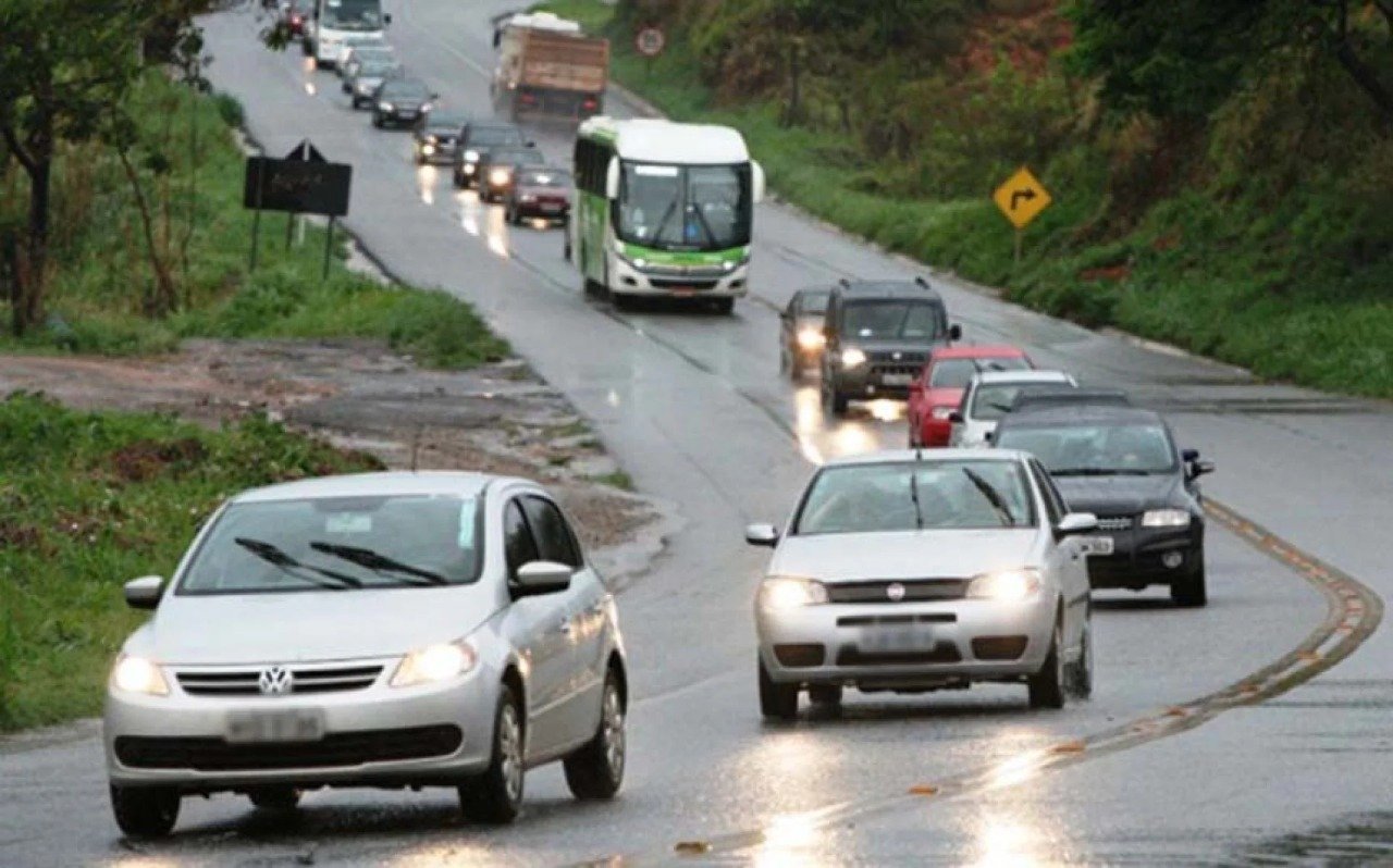 Vai pegar a estrada no feriadão? Cuidado, nova lei do farol já está valendo