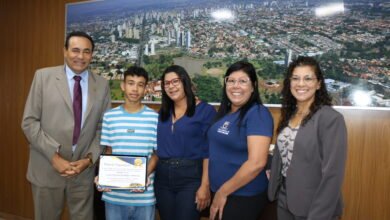 Vereador Carlão entrega homenagem a jovem do Instituto Mirim que foi aprovado aos 17 anos no vestibular de engenharia da UFMS