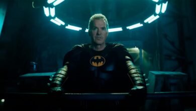 Cena de Michael Keaton no traje de Batman em The Flash