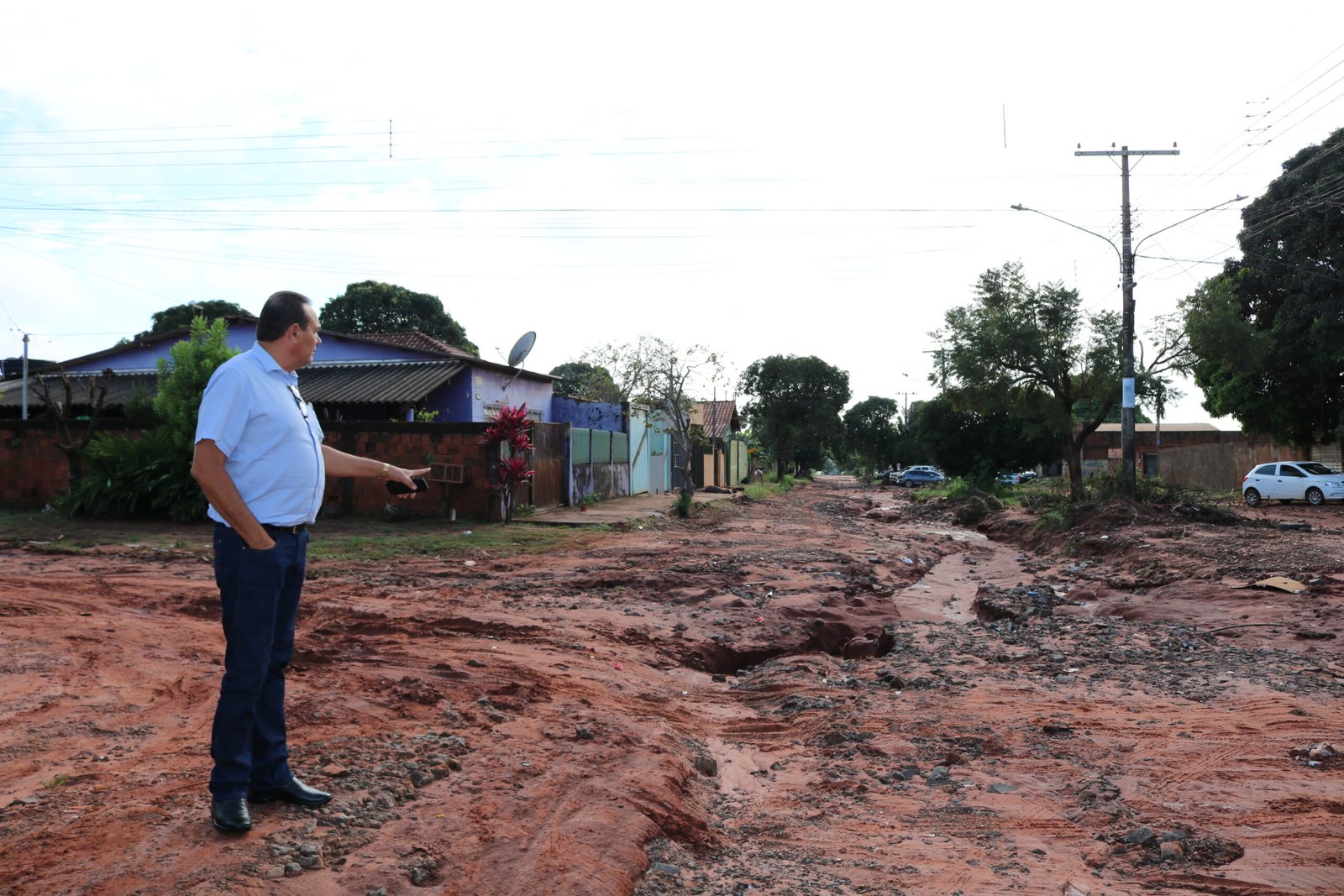 Carlão percorre os Bairros, constata de perto estragos causados pela chuva e solicita da Prefeitura, Sisep e Águas Guariroba, reparos emergenciais