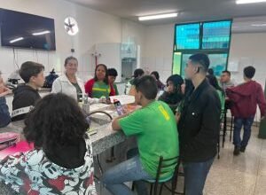 Estudantes realizam aula prática de Tipagem Sanguínea na EE Antônia da Silveira Capilé