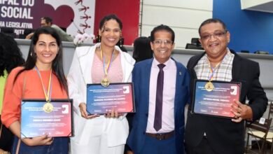 Vereador Edu Miranda entrega moção de congratulações para Assistentes Sociais