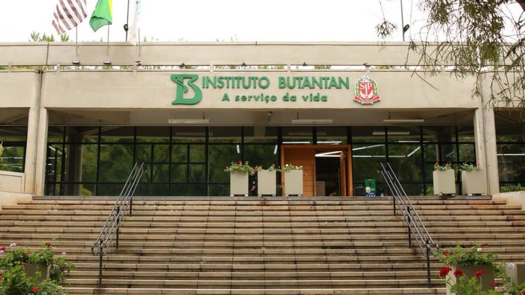 Escadaria e entrada do prédio do Instituto Butantan