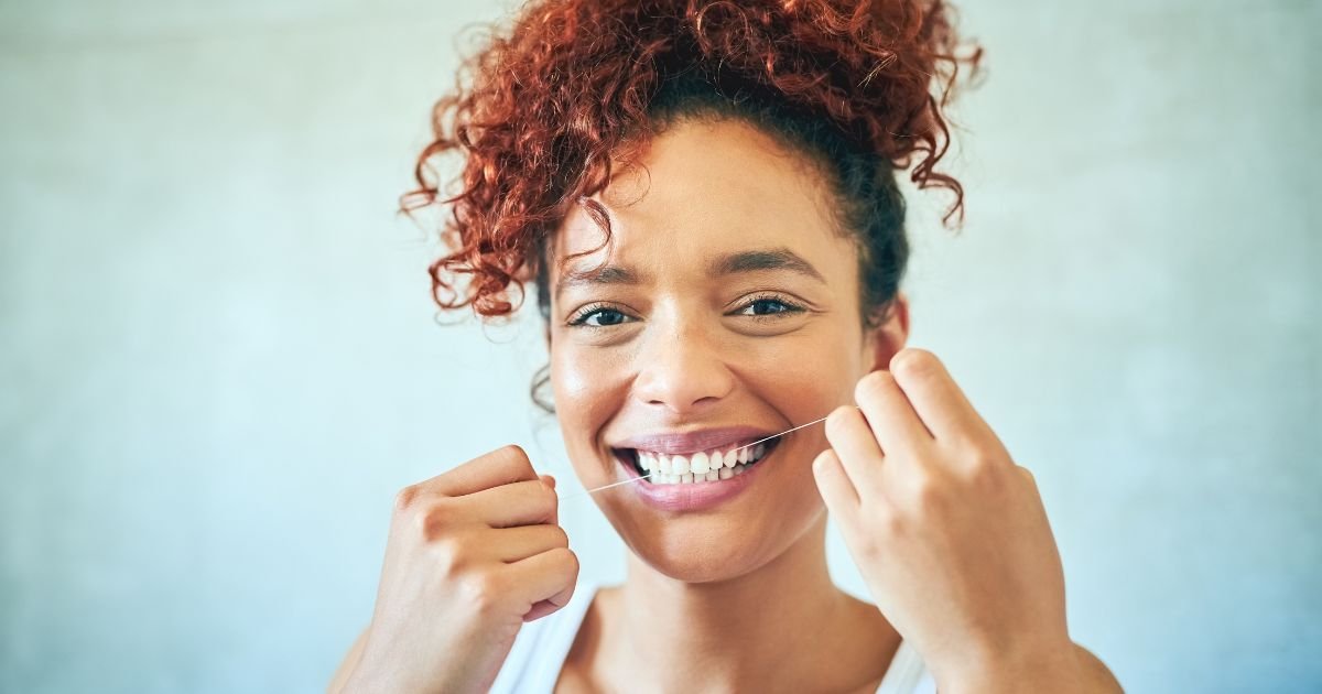 Fim do fio dental? Empresa cria aparelho bucal que joga água entre os dentes