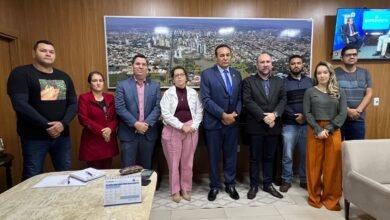 Junto com o presidente Carlão, Dr. Victor Rocha recebe representantes do Fórum Municipal dos Servidores da Capital