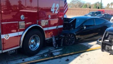 Carro autônomo da Tesla enfiado na traseira de caminhão de bombeiro