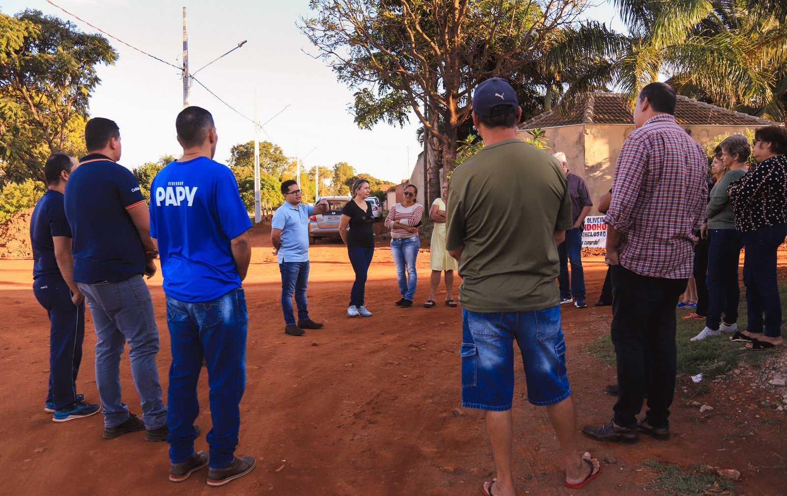 “Pé no Bairro”: Papy conversa com moradores da região do Oliveira que protestam por asfalto