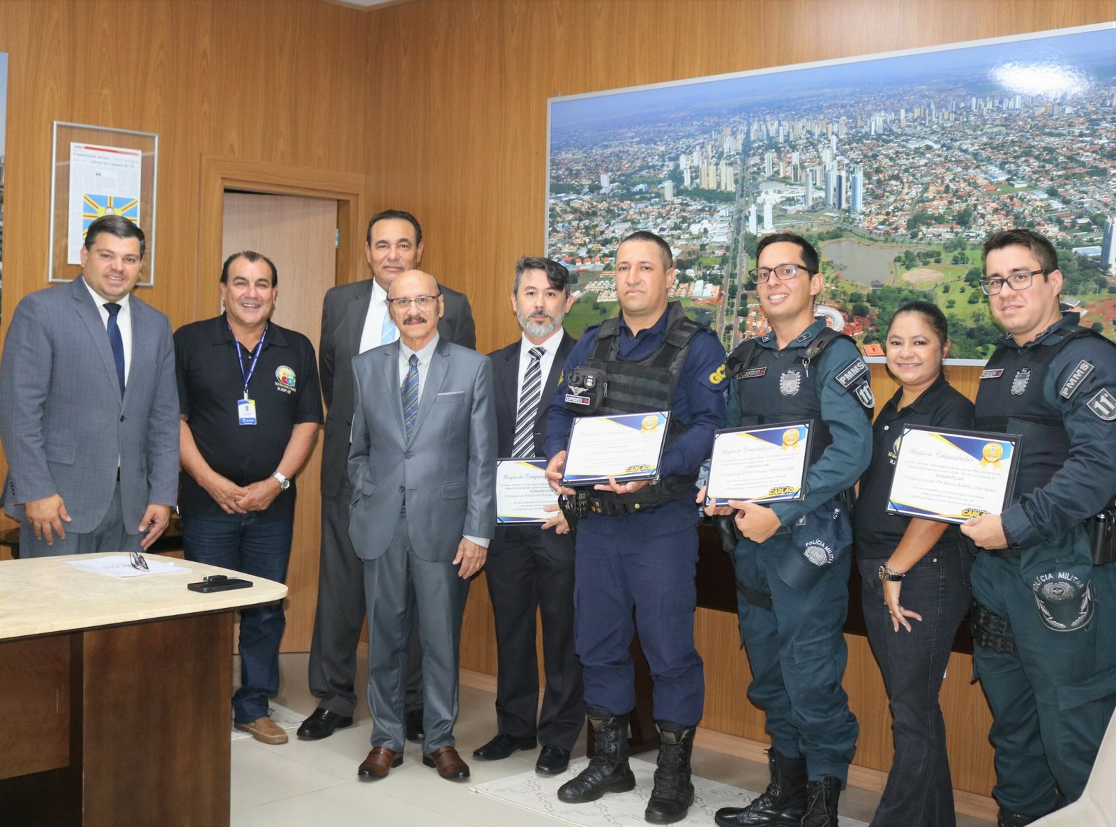 Presidente Carlão entrega Moção Congratulações a cinco agentes da Segurança Pública