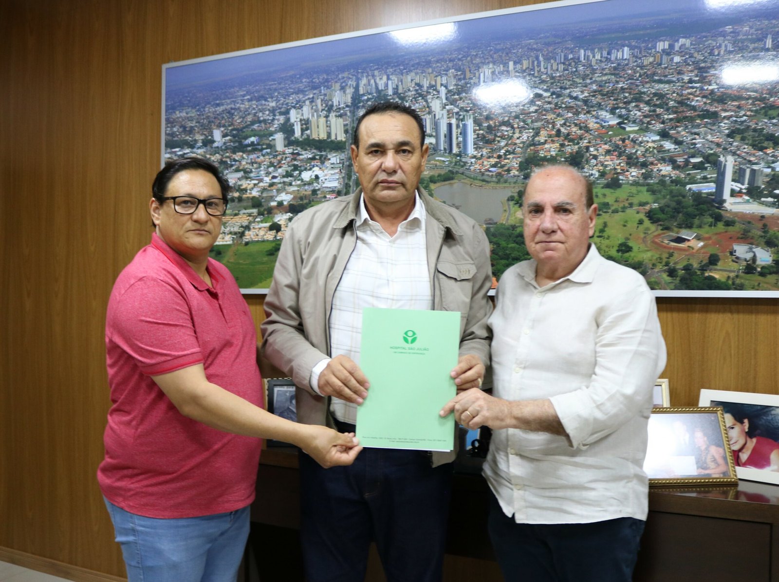 Presidente Carlão recebe diretores do Hospital São Julião e faz compromisso de ajudar a viabilizar repasses do Executivo