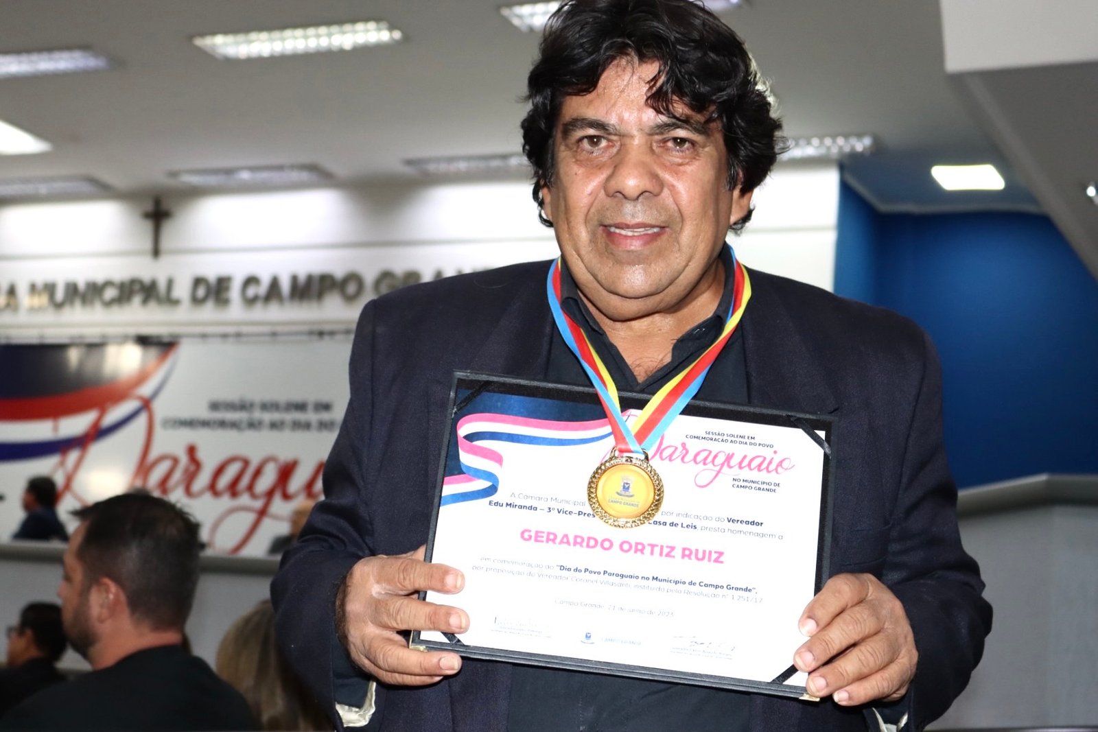 Vereador Edu Miranda presta homenagem na sessão solene em comemoração ao Dia do Povo Paraguaio