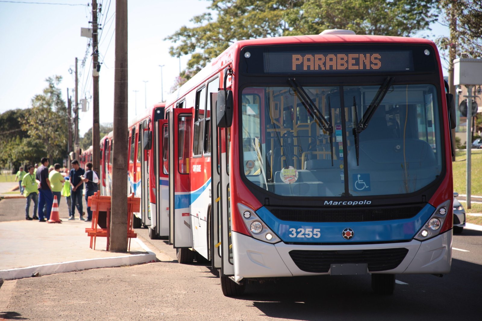 Vereadores acompanham entrega de 71 novos ônibus, resultado de parceria e cobranças por melhorias no transporte