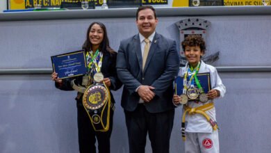 William Maksoud entrega moções de congratulações para jovens atletas do jiu-jitsu
