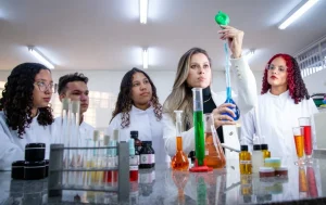 A Química da curiosidade: Alunos de escola estadual produzem ciência com incentivo da Fundect