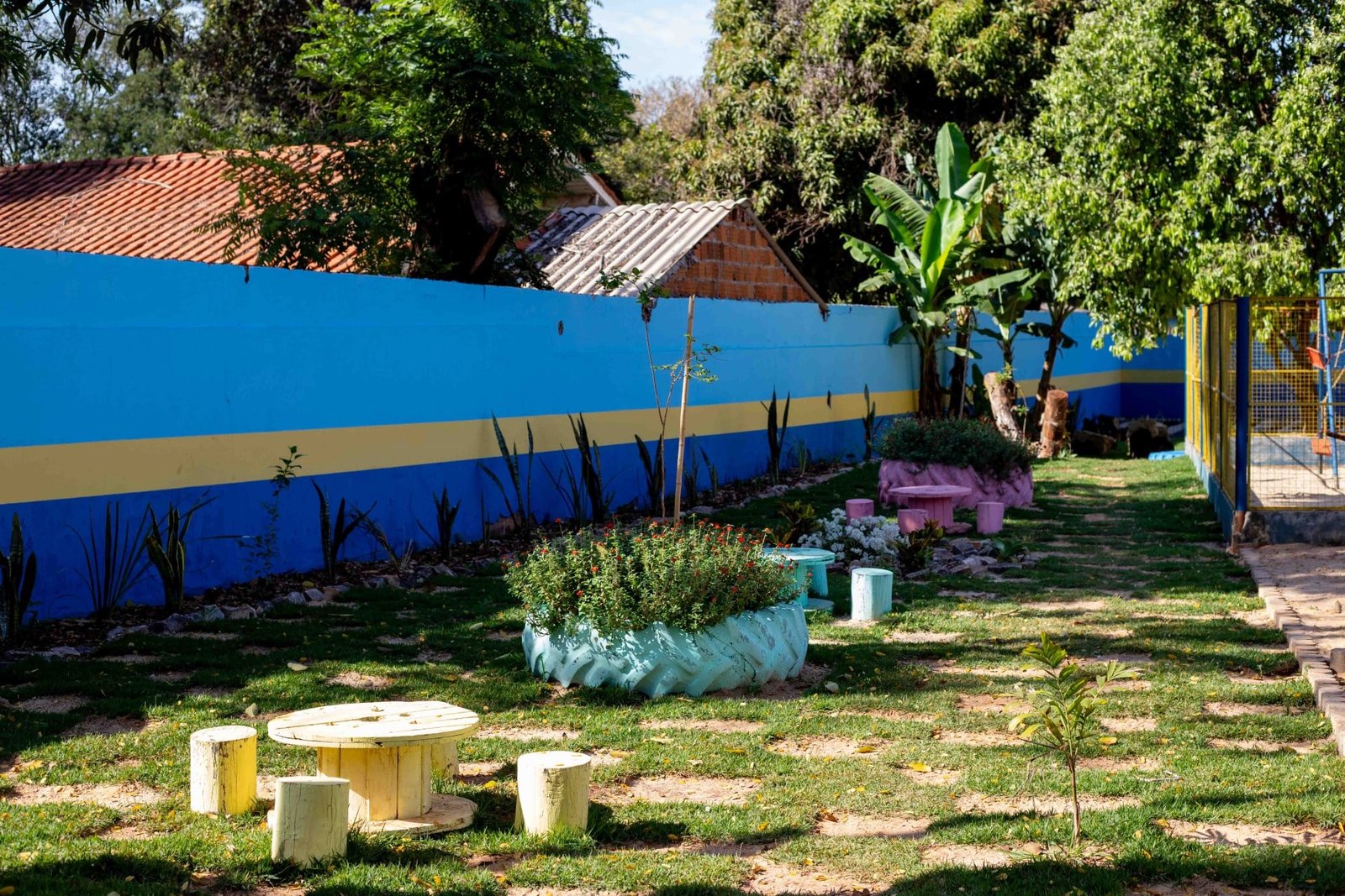 Acadêmicos de Agronomia da UNIGRAN constroem jardim sensorial em CEIM