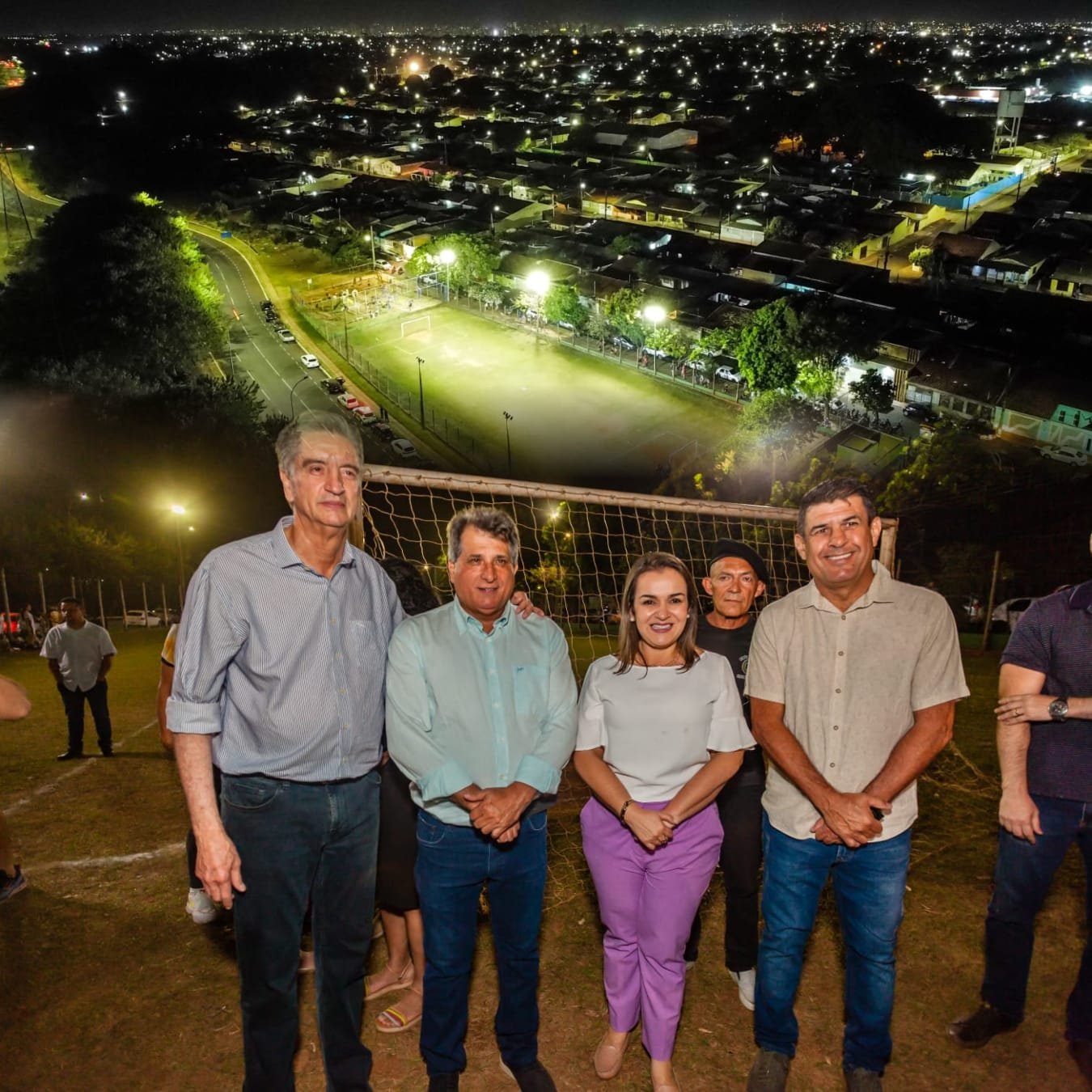 Ao lado da prefeita Adriane e do deputado Dagoberto, Ademir Santana entrega reforma do campo do Bonança