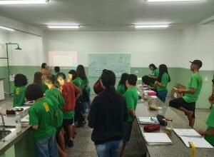 Aula prática laboratorial é realizada na EE Castro Alves, em Dourados