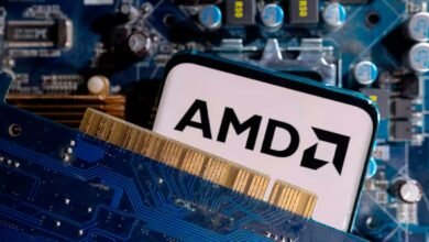 Celular com logomarca da AMD na tela e envolto em chips de computador