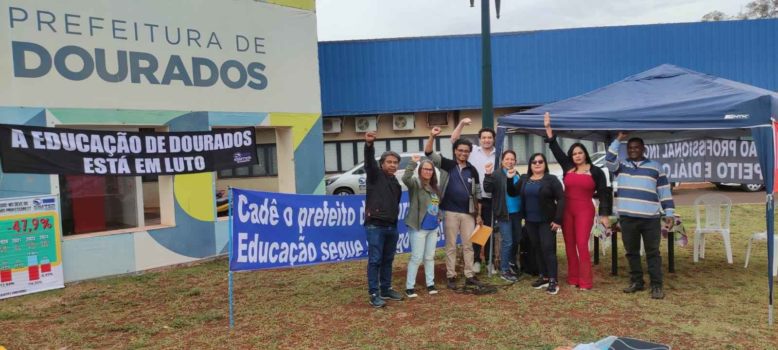 Educadores fazem plantão na Prefeitura de Dourados por valorização profissional