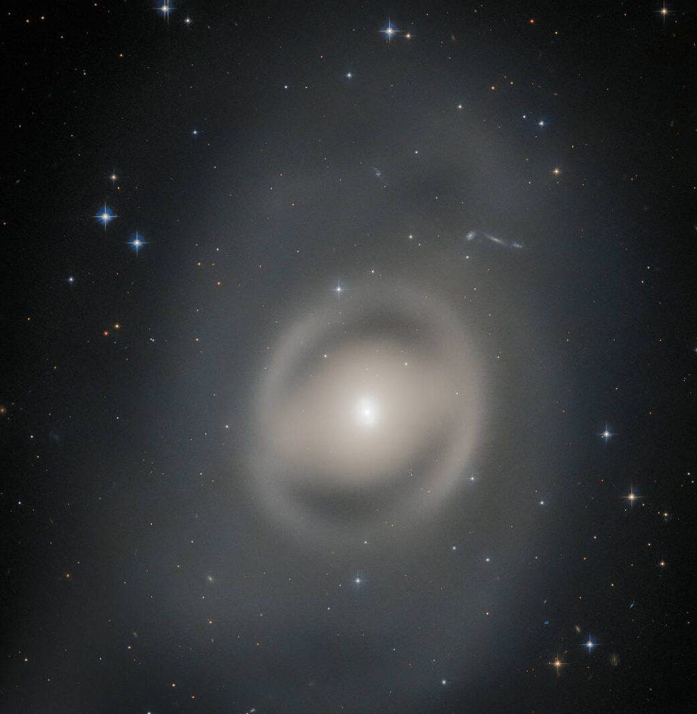 Galáxia fantasmagórica é capturada pelo Hubble