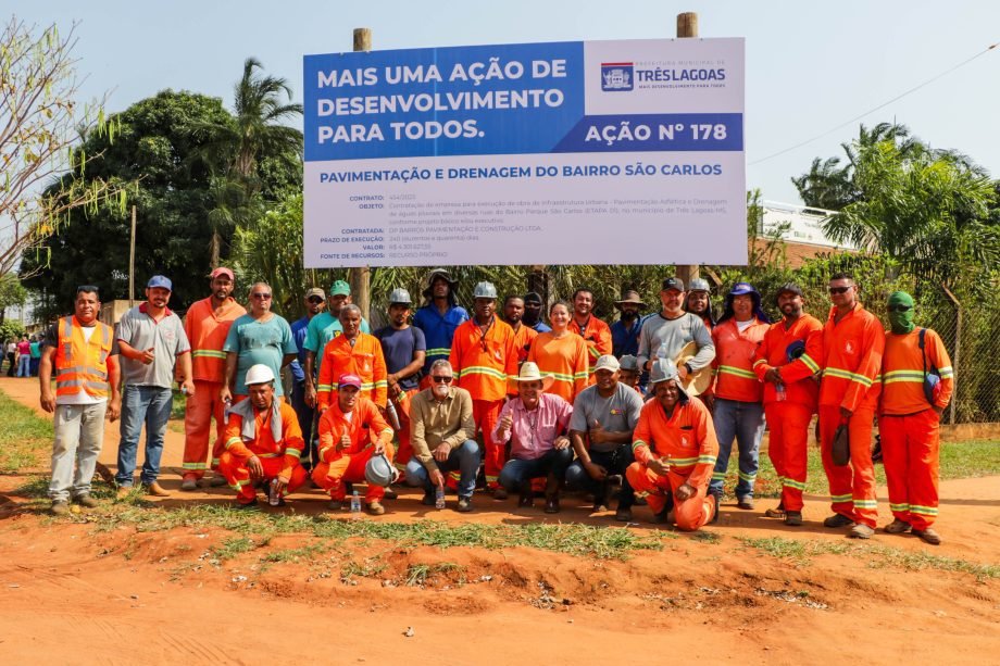 Prefeito assina ordem de serviço da pavimentação e drenagem do bairro Parque São Carlos
