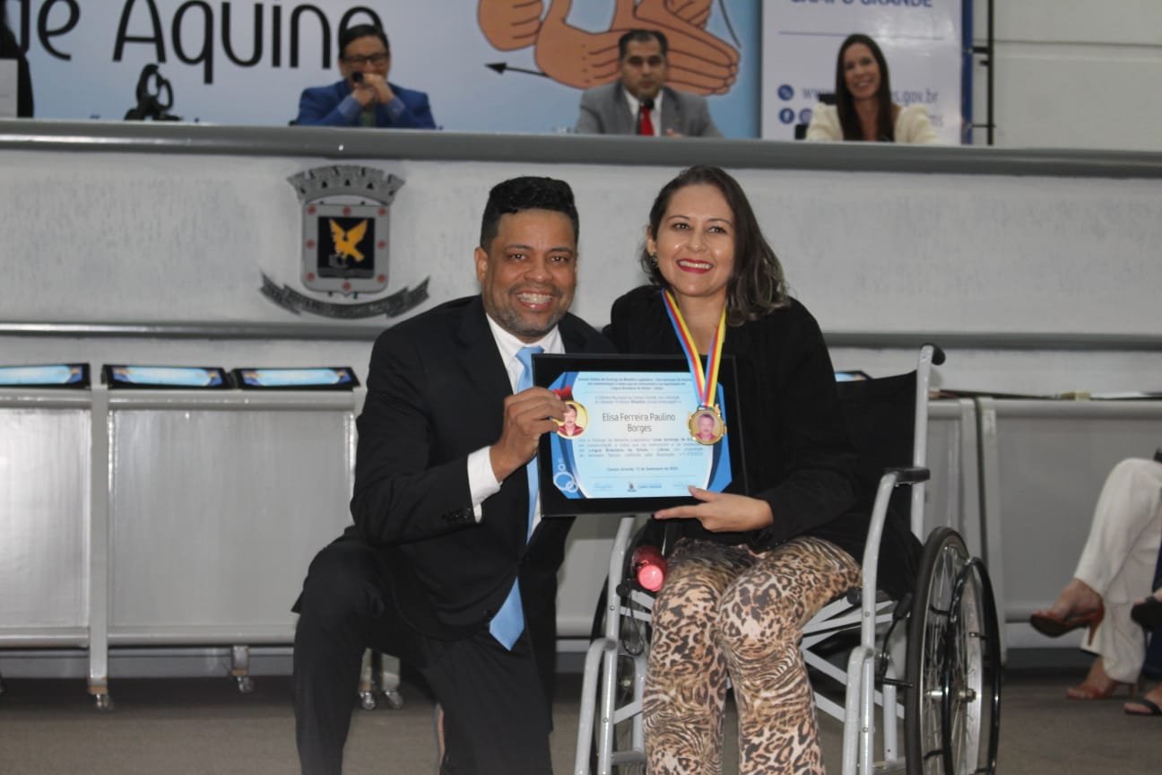 Professor Riverton homenageia educadoras dedicadas à inclusão da pessoa surda