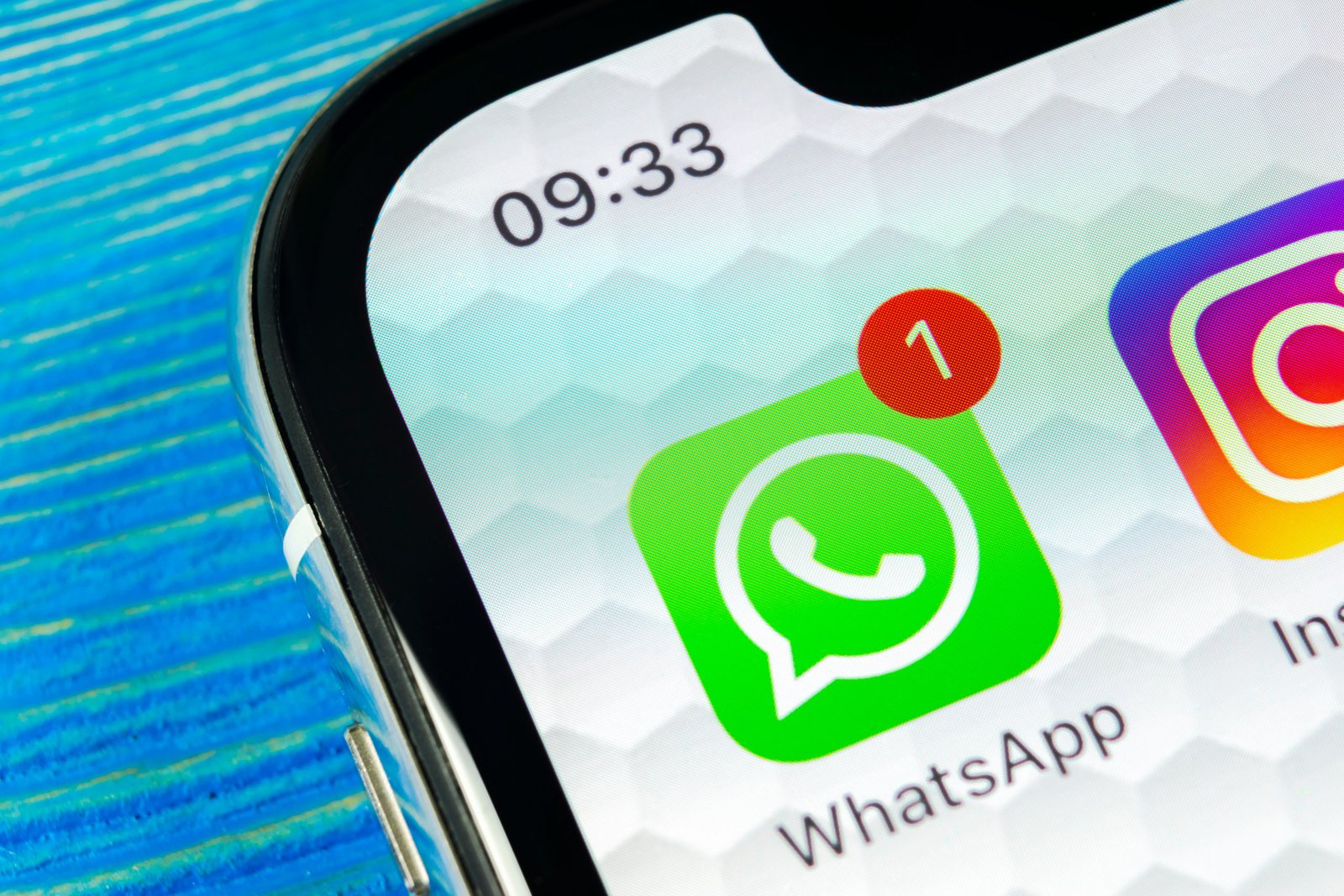 Quem usa ESTE celular consegue deixar o WhatsApp transparente; ative já