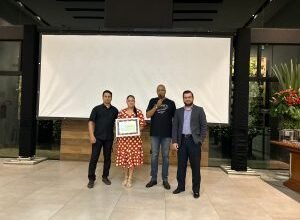 EE Maria da Glória Muzzi Ferreira recebe premiação em projeto de tecnologia