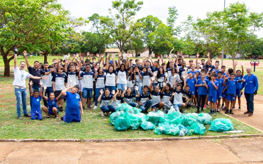 Em ação alusiva à Semana do “Lixo Zero”, usuários do SCFV Florestinha e Missão Salesiana coletam cerca de 50 kg de material reciclável na Vila Piloto