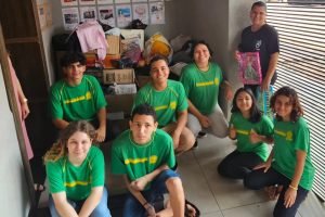 Estudantes da EE Amando de Oliveira doam brinquedos e roupas arrecadados em campanha