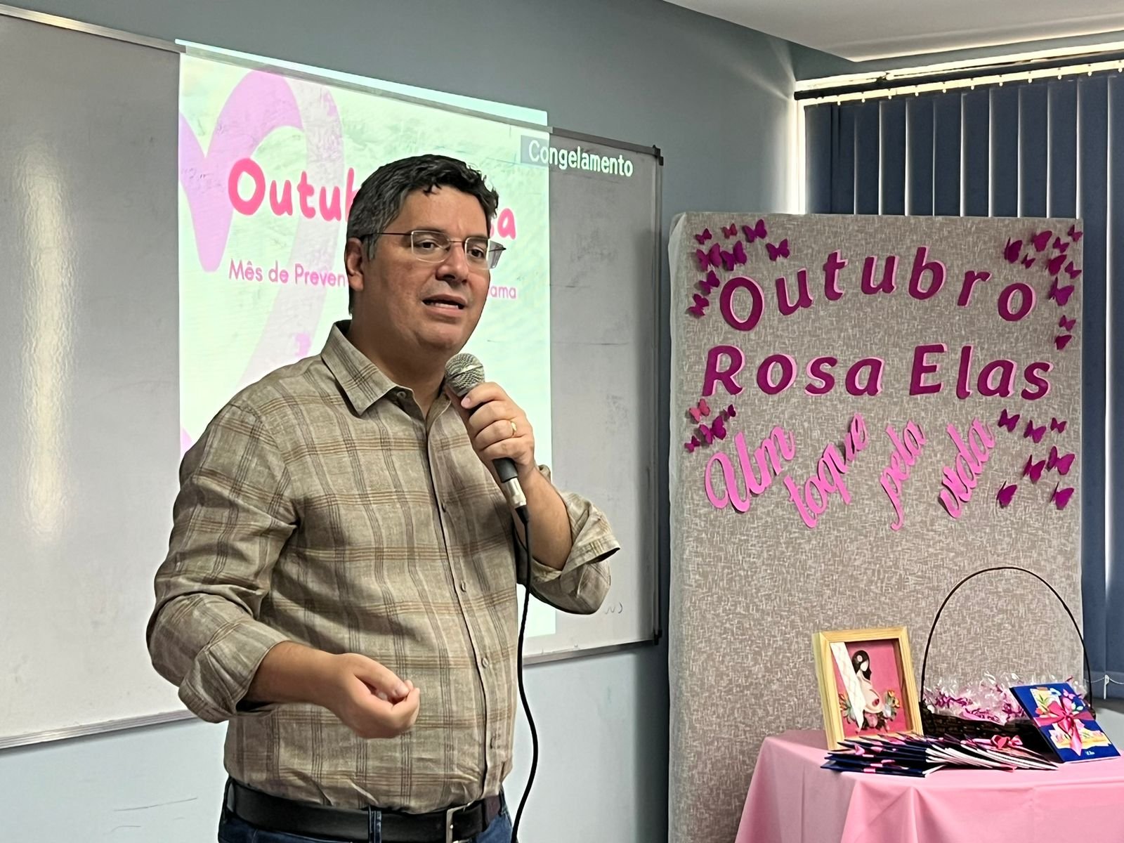 Outubro Rosa: Dr. Victor Rocha participa de ações de cuidados da Saúde da Mulher