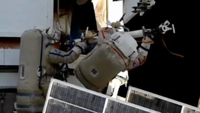 Vazamento na ISS atinge cabo de segurança em spacewalk de cosmonautas