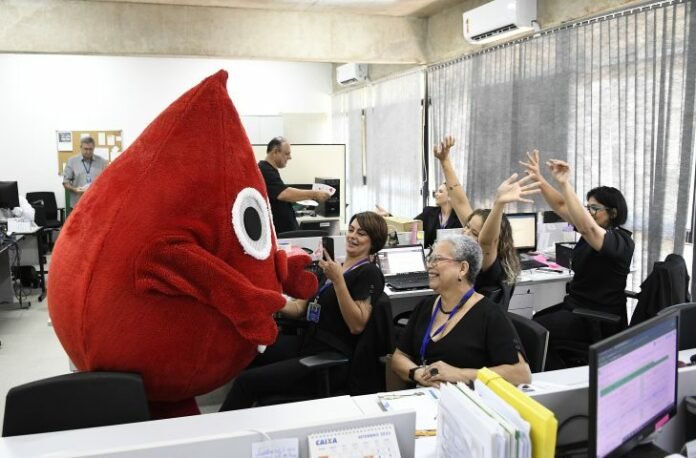Zé Sanguinho visita prédio da governadoria e convida servidores a doarem sangue