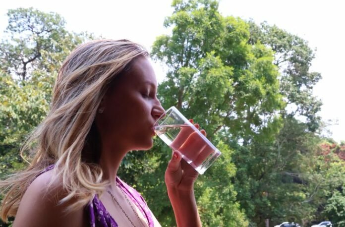Beber água e alimentação leve ajudam a encarar a onda de calor que o Estado enfrenta